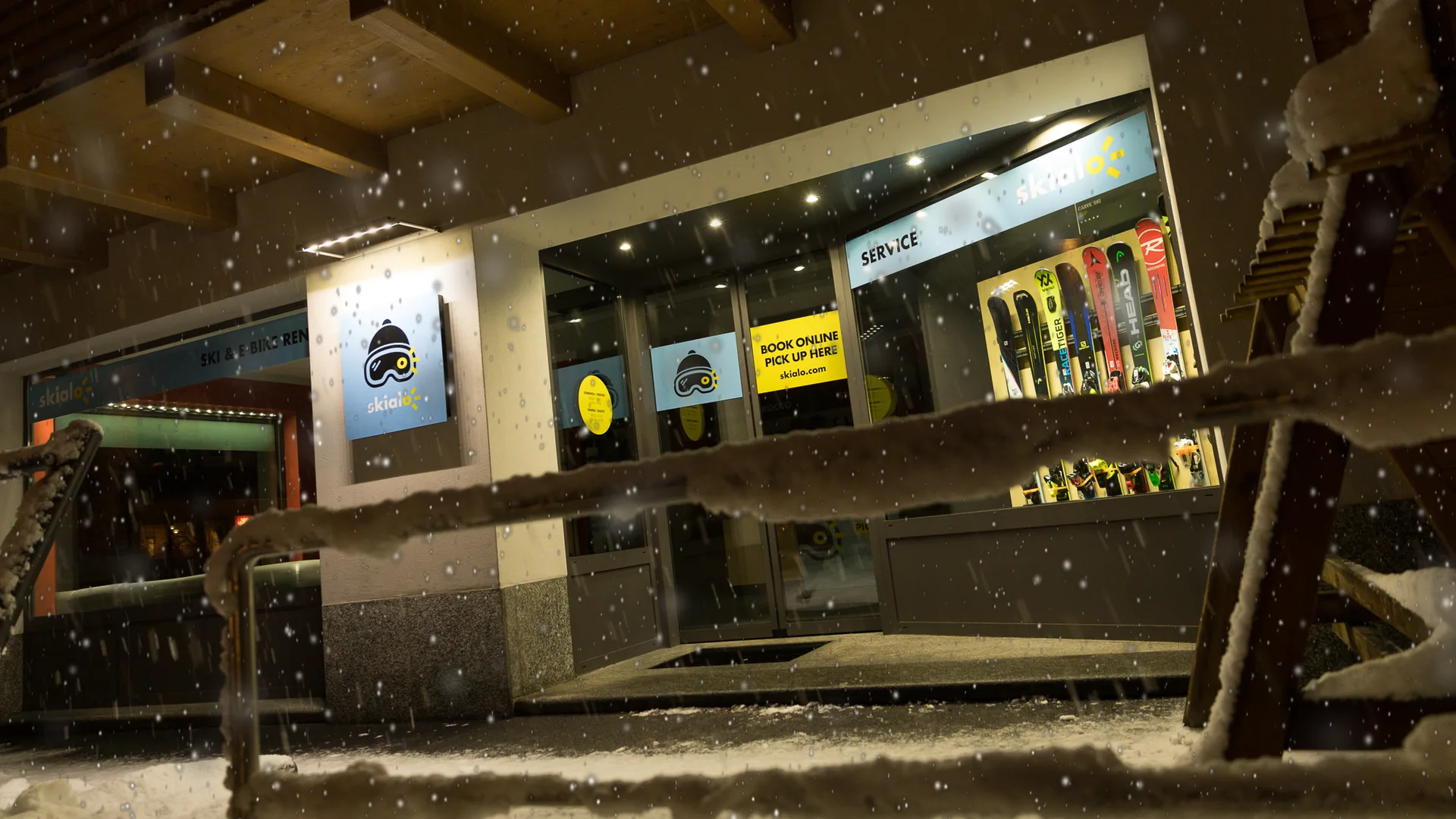 Skialo-butikken i San Rocco i Livigno om natten i snevejr